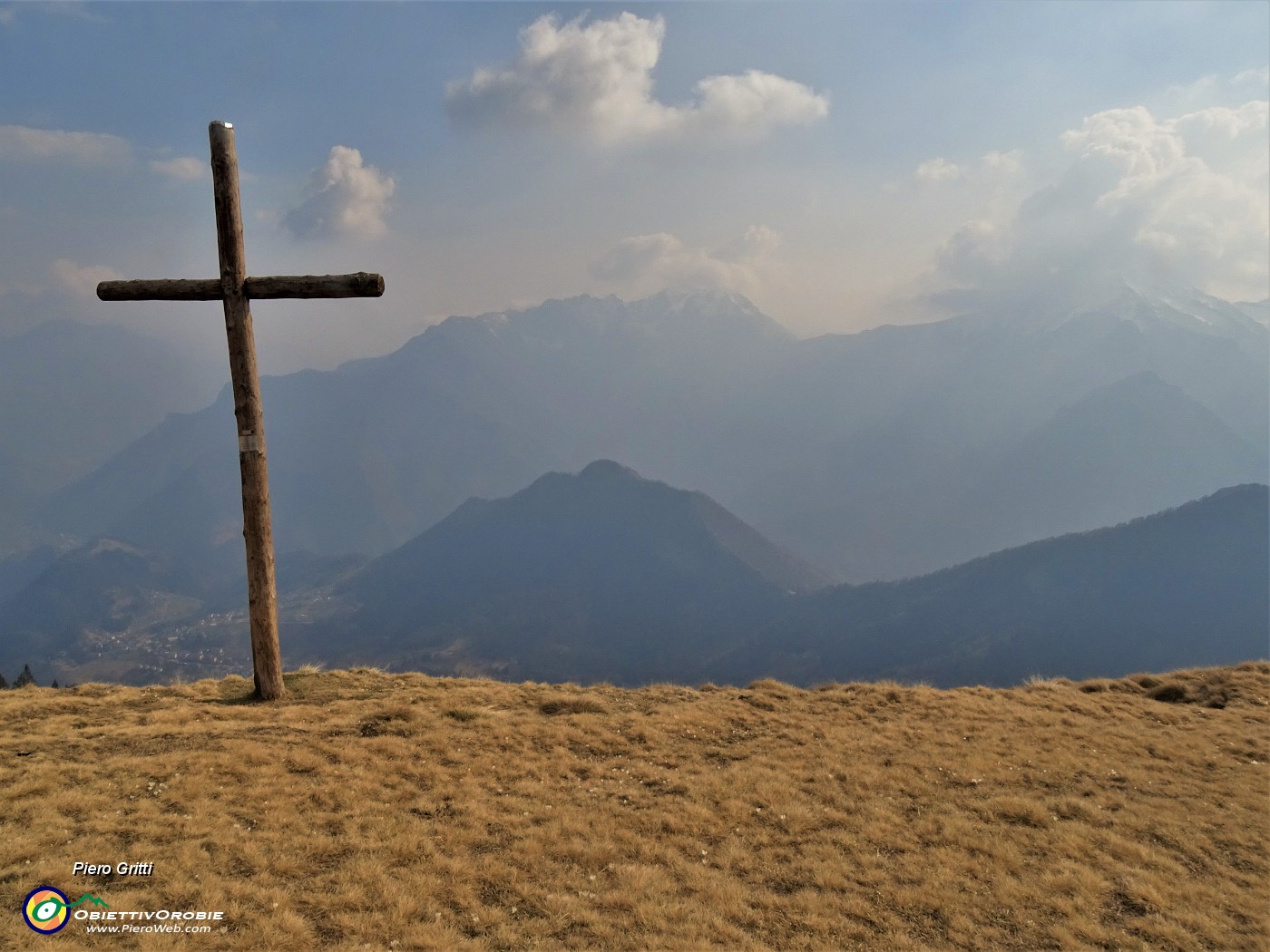 76 Il bel crocione ligneo panoramico sulla valle e verso il Venturosa nella foschia.JPG